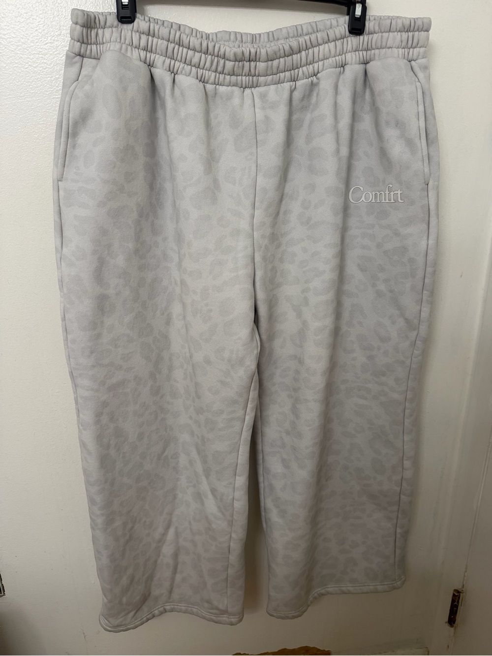 Comfrt Minimalist Wide Leg Sweatpants – Snow Leopard Print